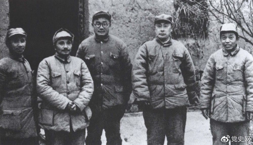 　　1948年11月6日至1949年1月10日，由劉伯承、陳毅、鄧小平、粟裕、譚震林組成，以鄧小平為書記的總前敵委員會(huì)，率華東野戰(zhàn)軍和中原野戰(zhàn)軍及部分地方武裝進(jìn)行淮海戰(zhàn)役。長(zhǎng)江中下游以北廣大地區(qū)解放。圖為總前敵委員會(huì)成員合影。